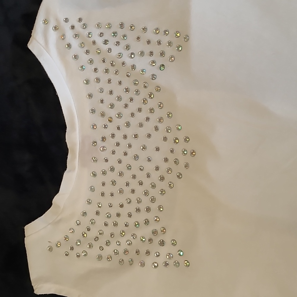3/$15🚨WAS. $ 35  RHINESTONE White Sleeveless top with cool back design